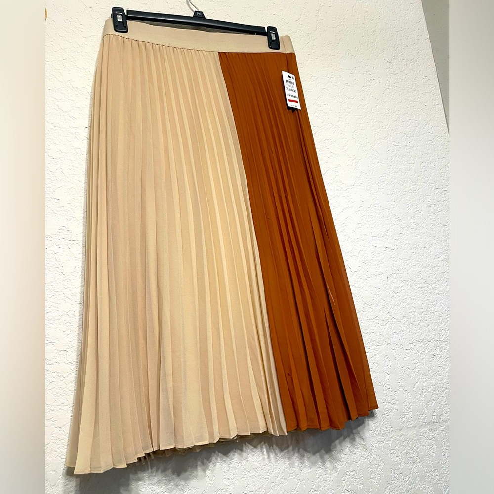 NWT Alfani Women's size XL Pleated Skirt (rust/beige)